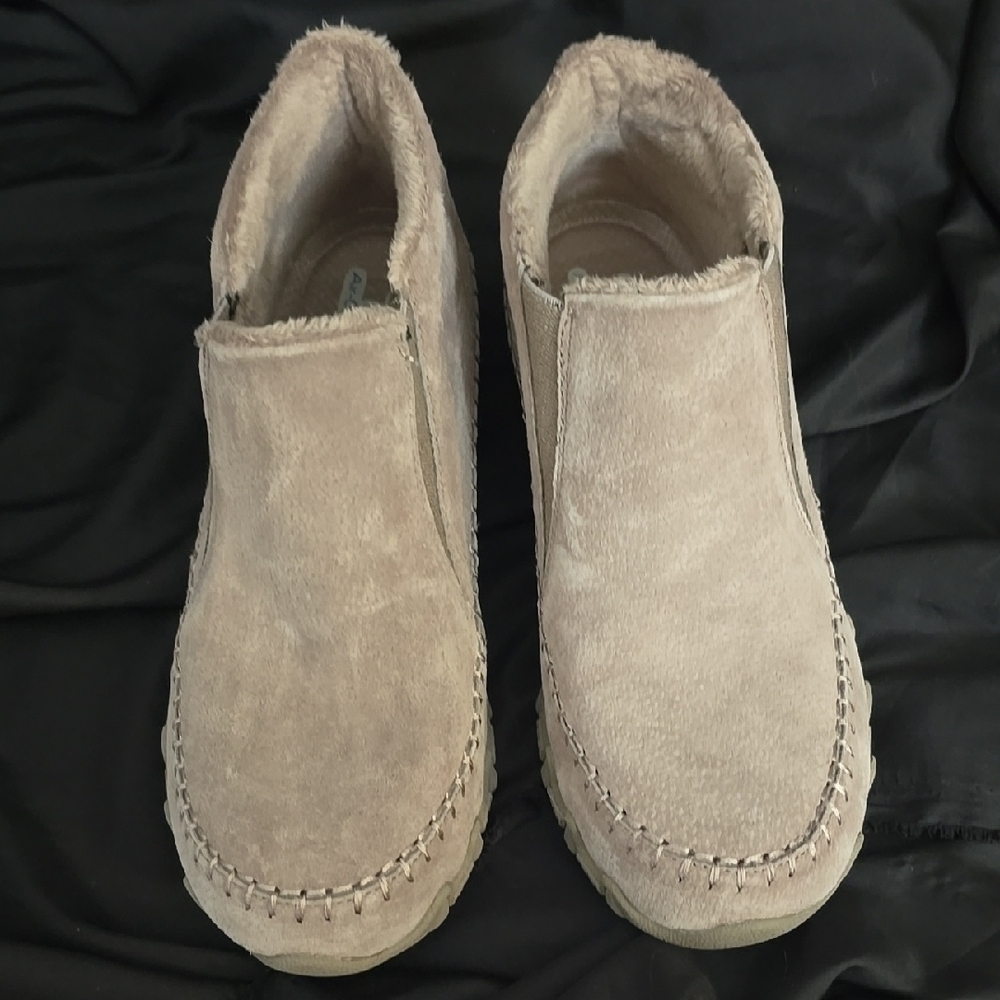 New Skechers Relaxed Fit Tan Suede Shoes - Picture 2 of 7